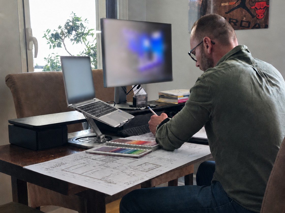 Mains au travail sur plans, maquettes, échantillons